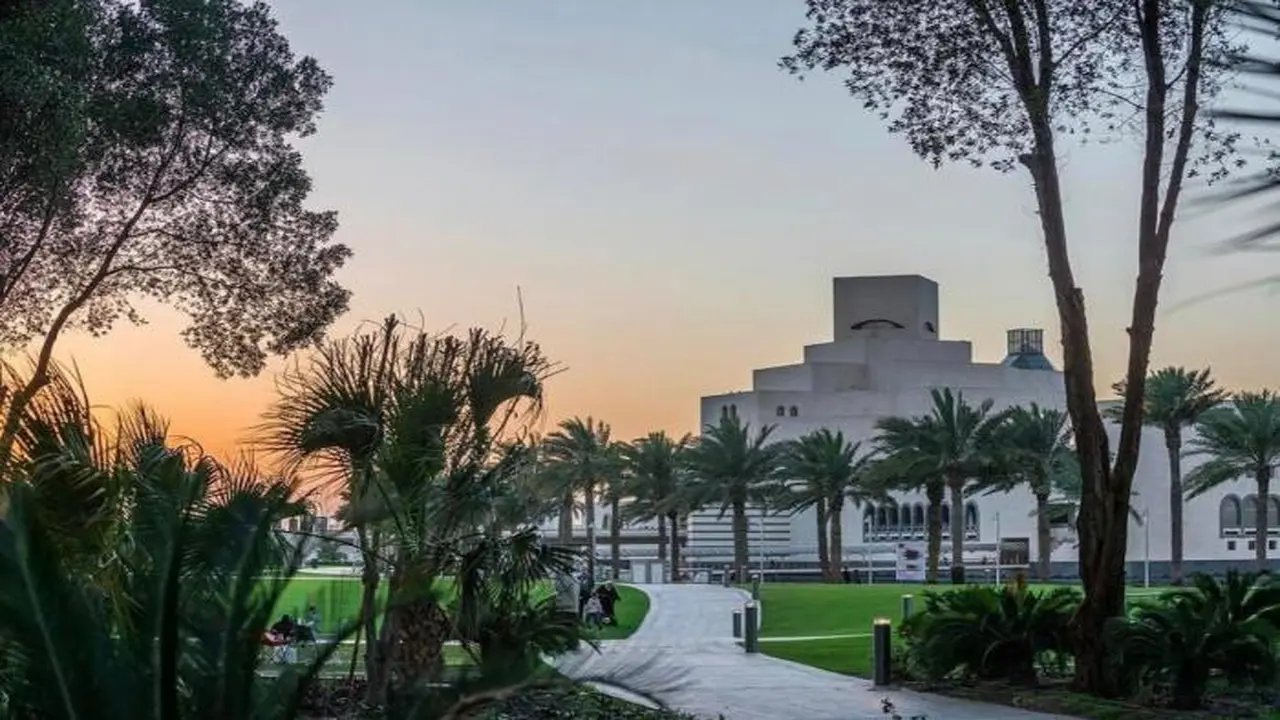ساحل البلاد يشهد طقسا حارا وغبارا عالقا في البحر
